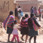 Avenida. Debido a la falta de un estudio de suelo y saneamiento de la Avenida Cessa Capital, esta vía no cuenta con asfalto en su último tramo. Los vecinos se quejan de que la tierra afecta la salud de los niños pequeños.