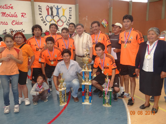 El equipo del barrio Pajchiri posa con sus premios al final del torneo.