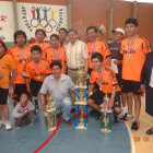 El equipo del barrio Pajchiri posa con sus premios al final del torneo.