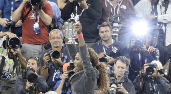 La tenista norteamericana Serena Williams celebra con su trofeo y su público el título del Grand Slam de Estados Unidos.