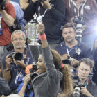 La tenista norteamericana Serena Williams celebra con su trofeo y su público el título del Grand Slam de Estados Unidos.
