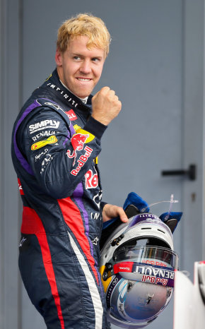 El piloto alemán Sebastian Vettel festeja el triunfo obtenido en el circuito italiano de Monza.