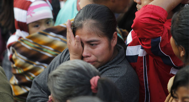 LUTO. Familiares lloran la muerte de sus seres queridos en Guatemala.