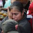 LUTO. Familiares lloran la muerte de sus seres queridos en Guatemala.