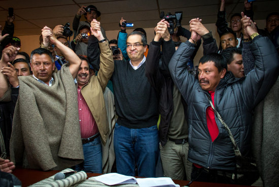 ACUERDO. Dirigentes campesinos celebran.