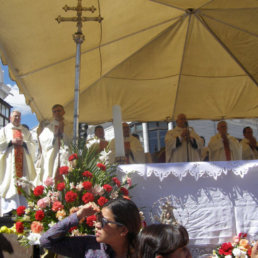 EUCARISTÍA. El pueblo católico de Sucre asistió a la plaza 25 de Mayo, para participar en la ceremonia dedicada a la patrona de los chuquisaqueños.