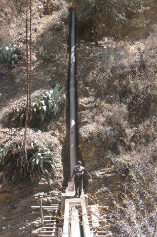 PROYECTO. Colocado de la tubería de PRFV en la zona de La Esperanza.