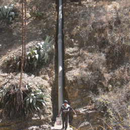 PROYECTO. Colocado de la tubería de PRFV en la zona de La Esperanza.