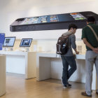 IMPACTO. Clientes de Apple observan una exhibicin de los nuevos productos en la sede de Cupertino, California.