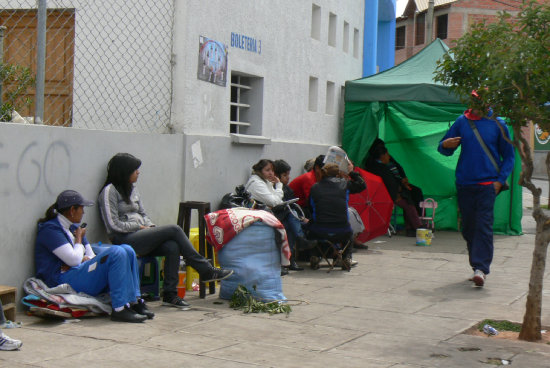 ESPERA. Decenas de personas hacen fila para comprar un lugar para la entrada.