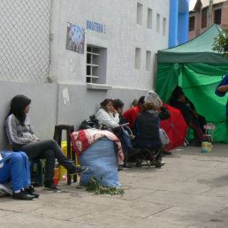 ESPERA. Decenas de personas hacen fila para comprar un lugar para la entrada.