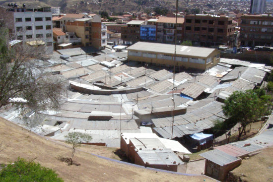 ACTIVIDAD. Cerca de 400 comerciantes realizan su actividad en el Mercado 