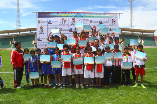 El podio del mini atletismo: las unidades educativas Franz Tamayo (i), Emilio Hochmann B (c) y Loyola Fe y Alegra.