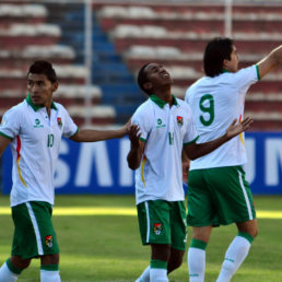 El delantero Jaime Arrascaita (c) celebra su primer gol con la seleccin nacional ayer, ante Ecuador.