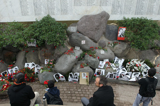 MEMORIAL. Varias personas visita el Memorial de Detenidos Desaparecidos en el Cementerio General en Santiago.