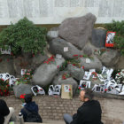 MEMORIAL. Varias personas visita el Memorial de Detenidos Desaparecidos en el Cementerio General en Santiago.