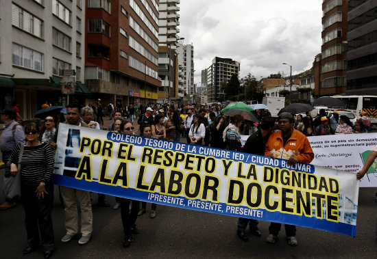 DEMANDAS. Maestros colombianos protestan en las calles de Bogot.