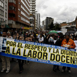 DEMANDAS. Maestros colombianos protestan en las calles de Bogot.