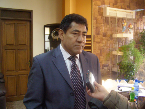 INFORMACIN. El rector Wlter Arzaga en su despacho.