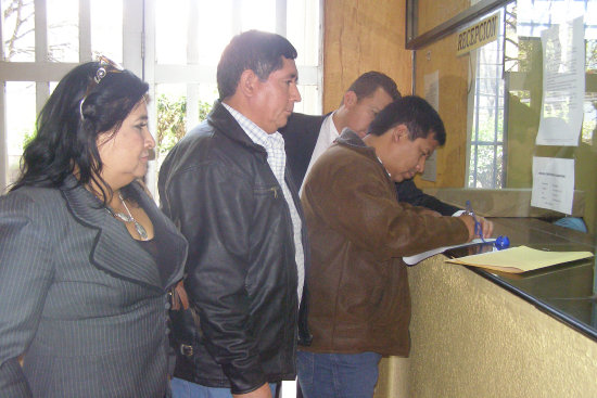 ENTREGA. La comitiva de Gran Chaco, ayer, en el TCP.