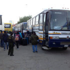 INSOSTENIBLE. En la actual Terminal, los pasajeros descargan fuera de los andenes.