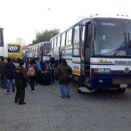 INSOSTENIBLE. En la actual Terminal, los pasajeros descargan fuera de los andenes.