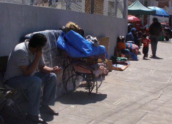 ESPERA. Las largas filas en los coliseos cesarn hoy, una vez que inicie la venta de espacios.