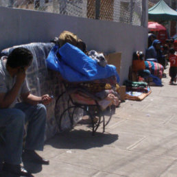 ESPERA. Las largas filas en los coliseos cesarn hoy, una vez que inicie la venta de espacios.