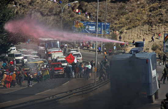 INTERVENCIN. La protesta de varios vecinos de la ciudad de La Paz fue reprimida por efectivos policiales.