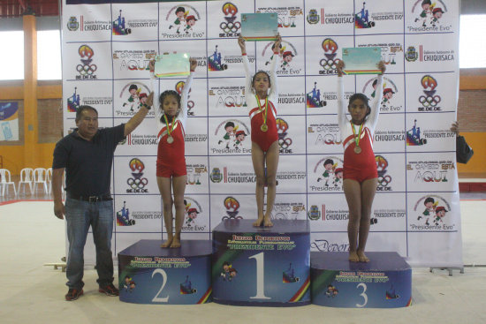 El podio femenino de la gimnasia artstica que se llev a cabo ayer en el Poligimnasio de Max Toledo; abajo, Cielo Ramrez y Erick Nava. campeones en la disciplina de ajedrez.