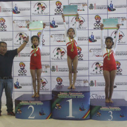 El podio femenino de la gimnasia artstica que se llev a cabo ayer en el Poligimnasio de Max Toledo; abajo, Cielo Ramrez y Erick Nava. campeones en la disciplina de ajedrez.