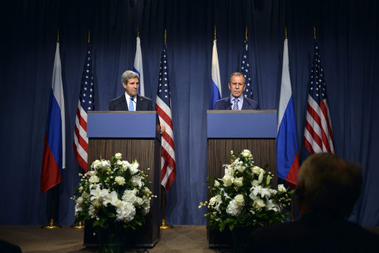 NEGOCIACIN. John Kerry y su colega ruso Sergei Lavrov durante su encuentro en Ginebra.