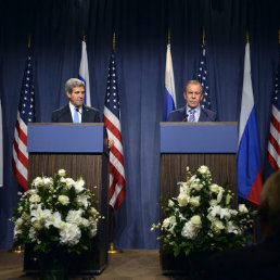 NEGOCIACIN. John Kerry y su colega ruso Sergei Lavrov durante su encuentro en Ginebra.