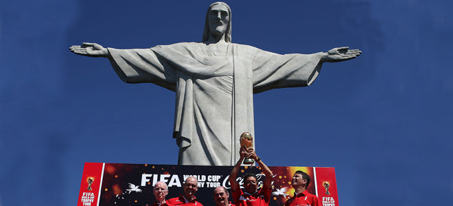 Ex futbolistas de Brasil presentaron ayer la copa mundial.