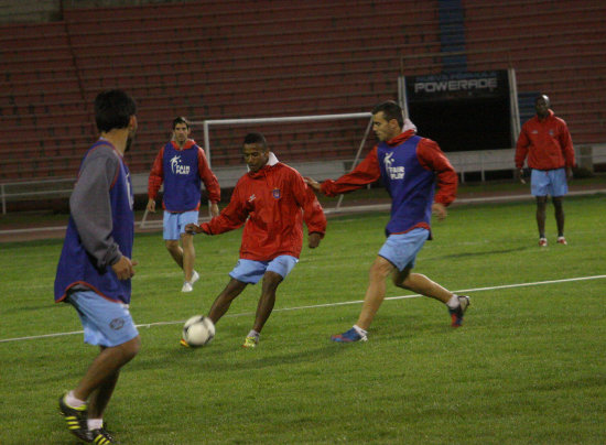 Dos escenas de la prctica nocturna de Universitario anohe, en el estadio Patria.