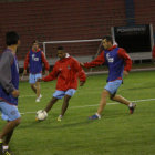 Dos escenas de la prctica nocturna de Universitario anohe, en el estadio Patria.