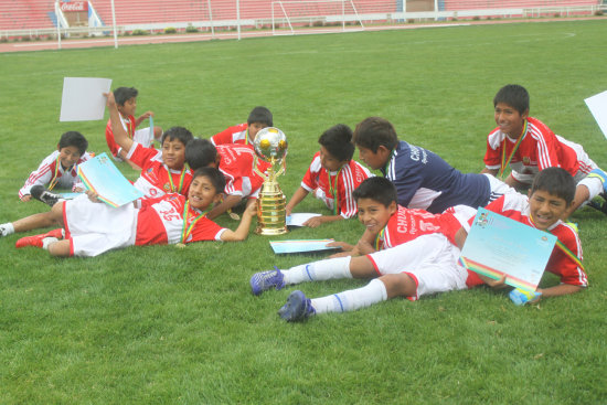 Los estudiantes de Domingo Savio celebran en el csped del estadio Patria el ttulo en ftbol; abajo, las chicas de Mara Auxiliadora dan la vuelta olmpica tras coronarse campeonas en voleibol.