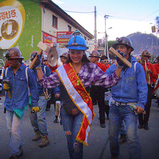 La juventud baila para la Gualala