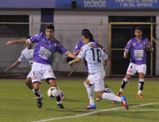 El brasileo Charles Da Silva intenta quitar el esfrico a uno de sus rivales de Real Potos, durante el partido de anoche jugado en Cochabamba.