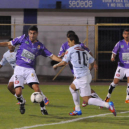 El brasileo Charles Da Silva intenta quitar el esfrico a uno de sus rivales de Real Potos, durante el partido de anoche jugado en Cochabamba.