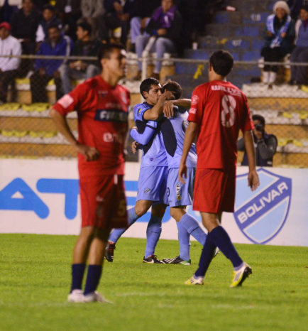 La resignacin de los jugadores capitalinos tras uno de los ltimos goles de los celestes.