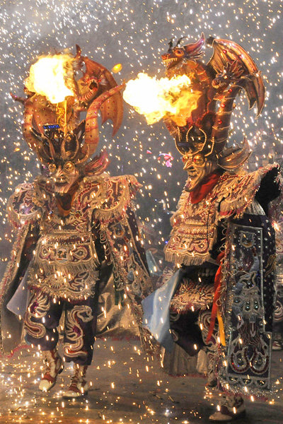 MAJESTUOSIDAD. Una fraternidad de Diablada en la entrada del Carnaval de Oruro.