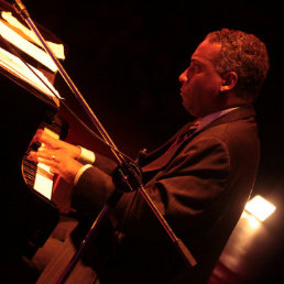 MAESTRO. Durrante su recital en el teatro Gran Mariscal, el virtuoso pianista estadounidense Eric Byrd conquist al pblico por su talento y carisma.