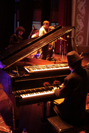 ORGULLO. El joven talento boliviano Diego Balln al piano junto a su selecto elenco de msicos chilenos.