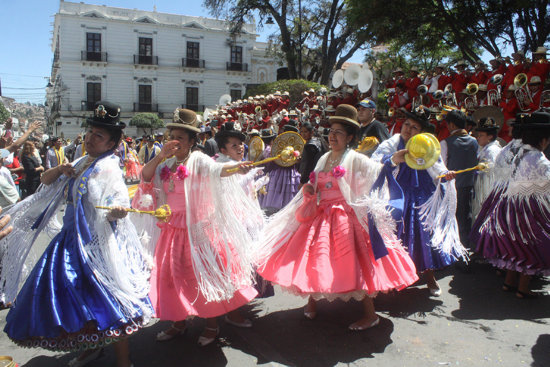 DESPEDIDA. Tras la diana ofrecida a la Virgen de Guadalupe frente a la Catedral, los fraternos de la morenada Unin Comercial se despidieron bailando.