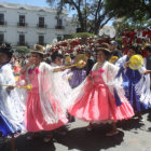 DESPEDIDA. Tras la diana ofrecida a la Virgen de Guadalupe frente a la Catedral, los fraternos de la morenada Unin Comercial se despidieron bailando.