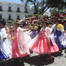 DESPEDIDA. Tras la diana ofrecida a la Virgen de Guadalupe frente a la Catedral, los fraternos de la morenada Unin Comercial se despidieron bailando.