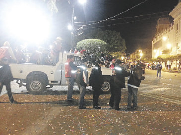 DESALOJO. El personal de Espectculos Pblicos retir a bebedores de la plaza.