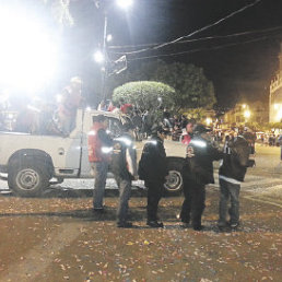 DESALOJO. El personal de Espectculos Pblicos retir a bebedores de la plaza.