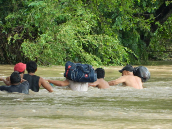 DESBORDES. Habitantes de Veracruz tratan de buscar refugio tras las intensas lluvias.